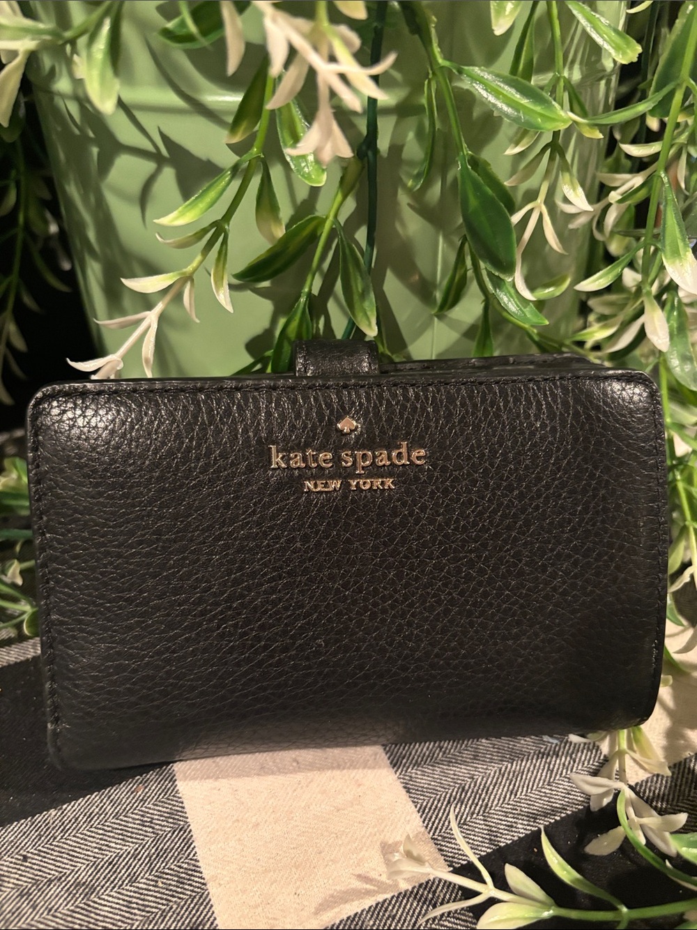 kate spade black pebbled leather compact wallet with gold logo